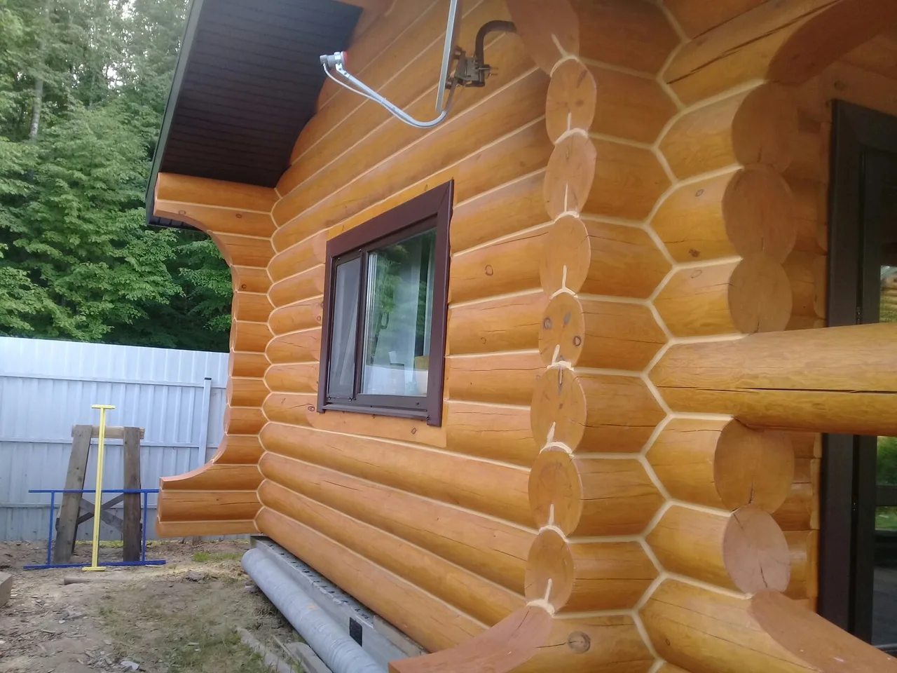 Покраска и тёплый шов на углу сруба